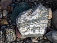 Stark ausgeprägte weiße Einlagerungen in grauem Stein